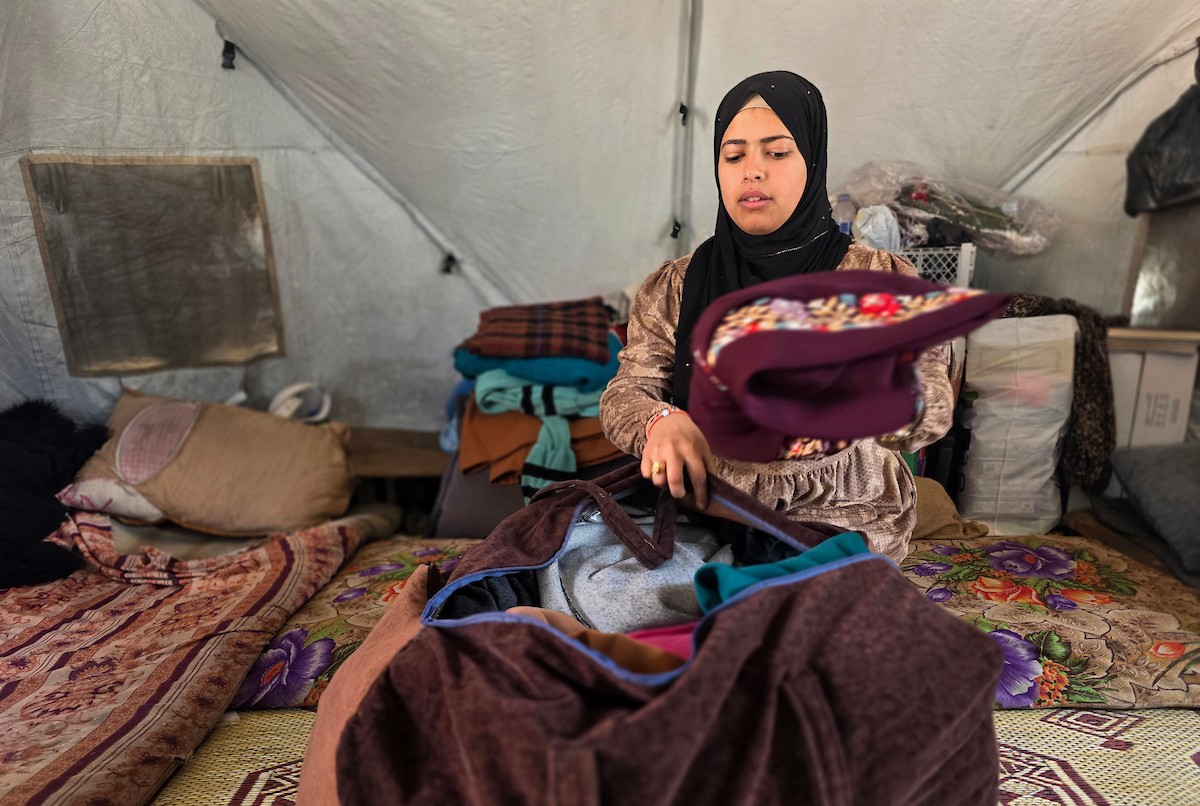 قبل أيام من موعد زفافها، فوجئت الشابة الفلسطينية أماني أبو سلمى بتلف جهازها بالكامل، بعد أن دمرت القوارض مقتنياتها داخل خيمتها في أحد مخيمات النزوح بمدينة خان يونس جنوب قطاع غزة.19 أبريل/نيسان 2026، (تصوير: طارق محمد )