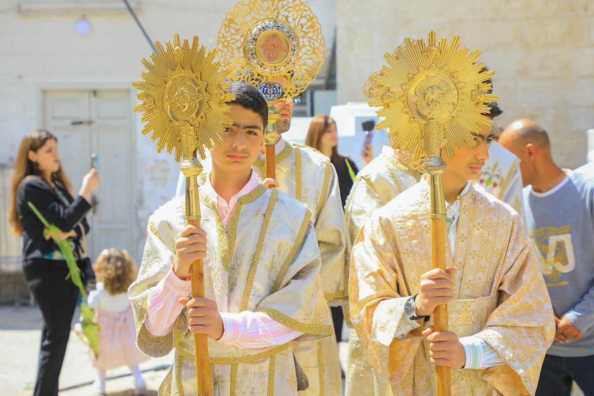 حضر مسيحيون أرثوذكس مقيمون في مدينة غزة، قداسًا في كنيسة القديس بورفيريوس احتفالًا بأحد الشعانين، الذي يُحيي ذكرى دخول السيد المسيح إلى القدس واستقبال الشعب له بأغصان النخيل، 5 أبريل/نيسان 2026. تصوير: هاشم زامو/apaimages