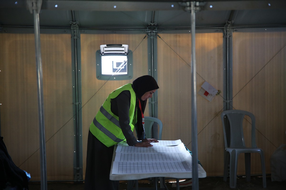 فرز أصوات الناخبين داخل مركز اقتراع في دير البلح، في 25 أبريل/نيسان 2026. وقد جرت الانتخابات البلدية اليوم في الضفة الغربية ووسط قطاع غزة، في أول انتخابات منذ بدء حرب غزة. (صورة: هادي داود)