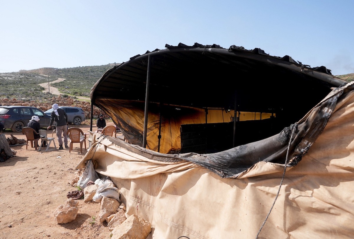 يتفقد فلسطينيون الأضرار التي لحقت بقواربهم وممتلكاتهم إثر هجوم شنه مستوطنون إسرائيليون على مشارف قرية اللبان الشرقية، جنوب نابلس في الضفة الغربية. 6 أبريل/نيسان 2026. تصوير: محمد ناصر