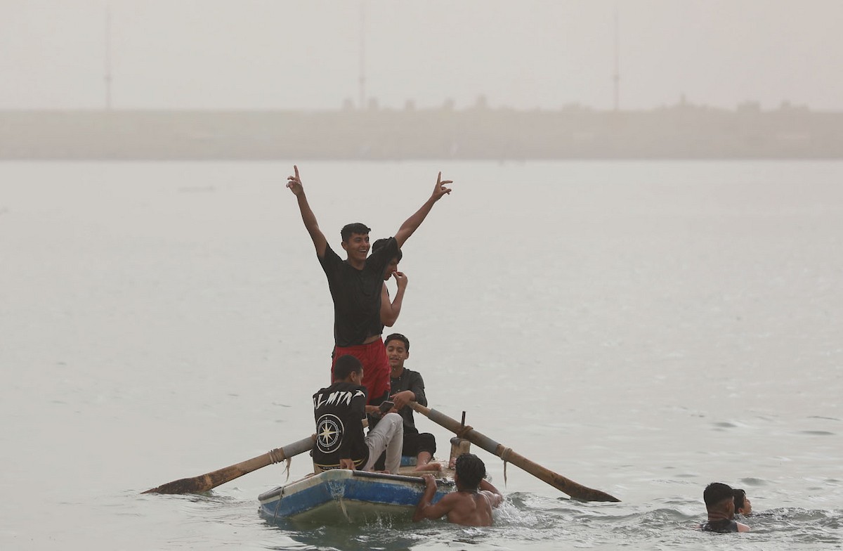 يقضي أطفال فلسطينيون أوقاتهم على شاطئ  غزة، باحثين عن ملاذ من حرارة الشمس وضغوط الحياة اليومية، في ظلّ الظروف الإنسانية المتردية التي يواجهها سكان القطاع جراء الحرب الدائرة، 17 أبريل/نيسان 2026. تصوير: بلال أسامة
