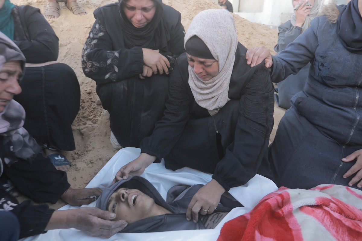 جثمان فلسطيني، قُتل بنيران دبابة إسرائيلية في منطقة بيت لاهيا شمال قطاع غزة، وفقًا لما أفاد به المسعفون، وذلك قبل تشييعه في مستشفى الشفاء بمدينة غزة في 11 أبريل/نيسان 2026.(صورة: بلال أسامة)