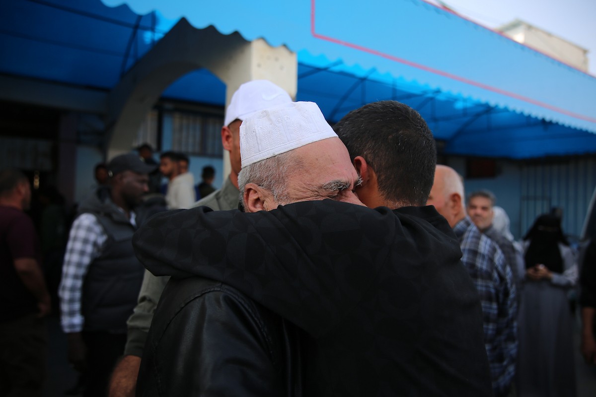 وصل أسرى فلسطينيون أفرج عنهم الجيش الإسرائيلي إلى مستشفى شهداء الأقصى في دير البلح، وسط قطاع غزة، في سيارات تابعة للجنة الدولية للصليب الأحمر، لإجراء فحوصات طبية. 26 أبريل/نيسان 2026. تصوير: هادي داود