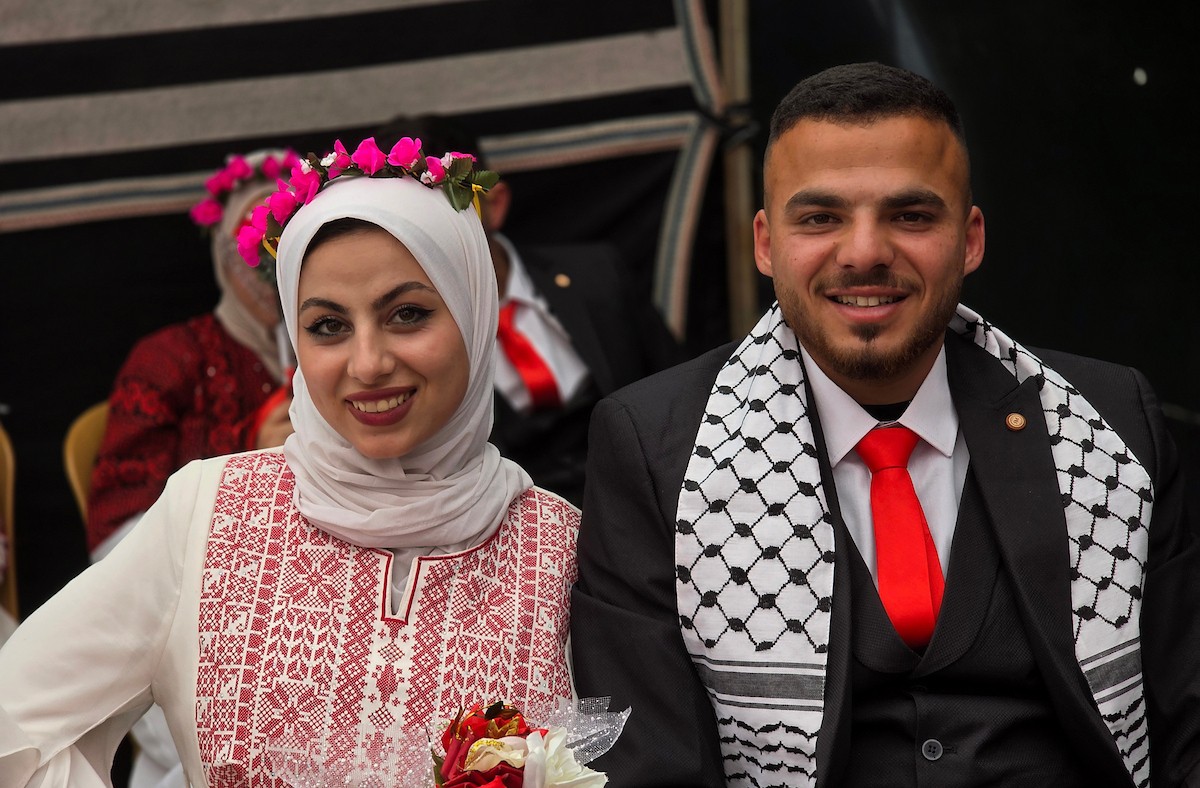 فلسطينيون يشاركون في حفل زفاف جماعي لخمسين عريساً فقدوا أفراداً من عائلاتهم خلال الحرب، ضمن مبادرة بعنوان أفراح رغم الجراح، في خان يونس، جنوب قطاع غزة. 26 أبريل/نيسان 2026، (تصوير: طارق محمد)