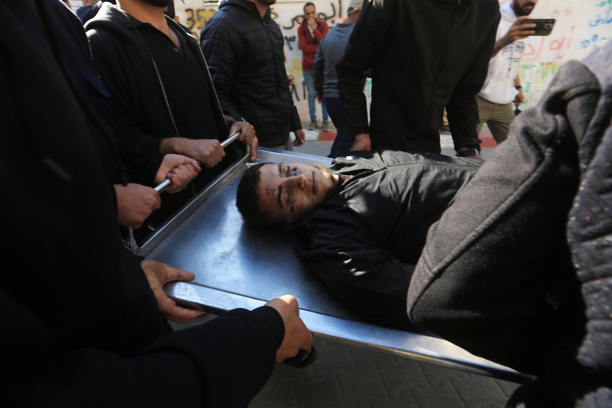 ودّع فلسطينيون جثامين 5 مواطنين بينهم 3 أطفال في مستشفى الشفاء بمدينة غزة، وكانوا قد سقطوا ليلة أمس في غارة إسرائيلية بمنطقة بيت لاهيا شمال قطاع غزة. 23 أبريل/نيسان 2026. صورة: بلال أسامة