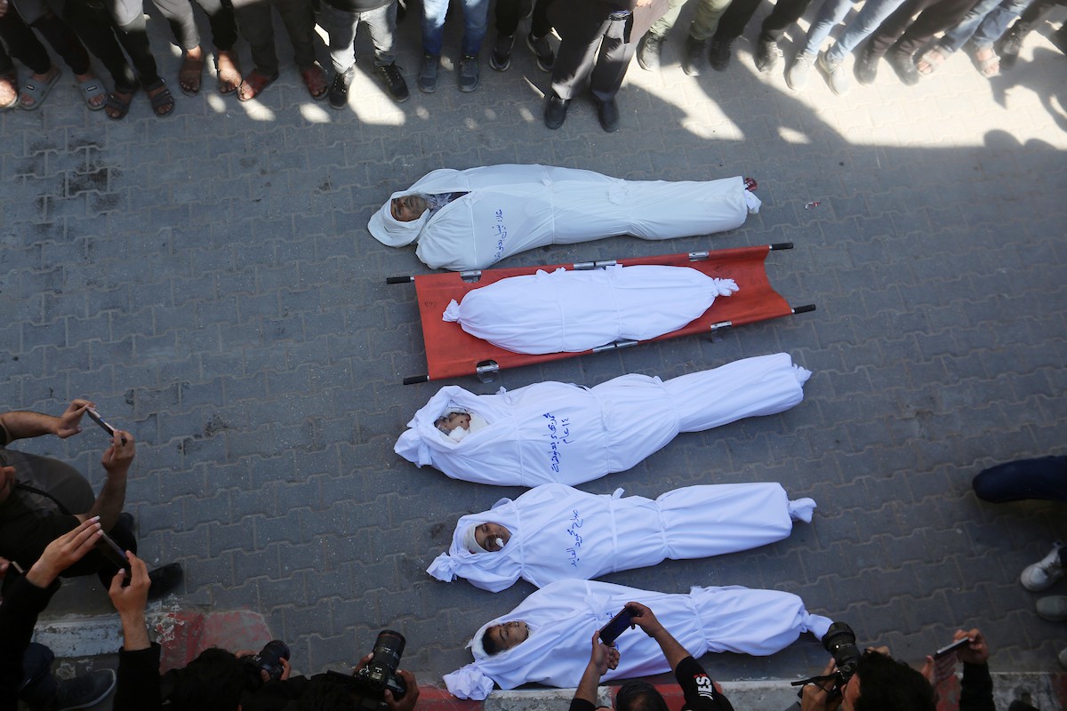 ودّع فلسطينيون جثامين 5 مواطنين بينهم 3 أطفال في مستشفى الشفاء بمدينة غزة، وكانوا قد سقطوا ليلة أمس في غارة إسرائيلية بمنطقة بيت لاهيا شمال قطاع غزة. 23 أبريل/نيسان 2026. صورة: بلال أسامة