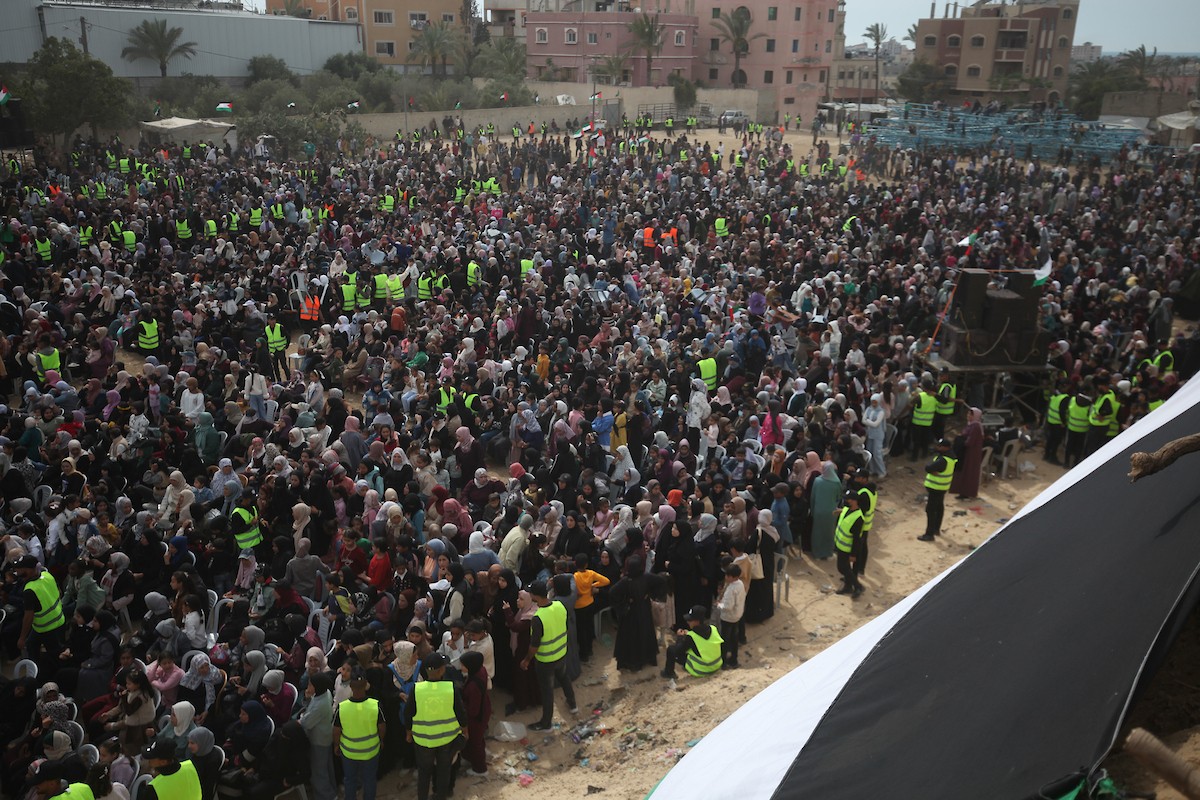 حفل زفاف جماعي لنحو 300 عروس وعريس، تحت عنوان فستان الفرح 2، نظمته مؤسسة الفارس الشم في دير البلح، وسط قطاع غزة، في 24 أبريل/نيسان 2026، (صورة: معز صالحي)