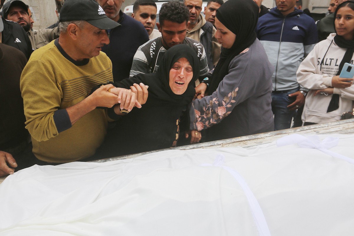 فلسطينيون ينوحون على جثامين مدنيين سقطوا في غارة إسرائيلية شمال قطاع غزة، خلال جنازة أقيمت في مستشفى الشفاء بمدينة غزة، في 26 أبريل/نيسان 2026. صورة: بلال أسامة