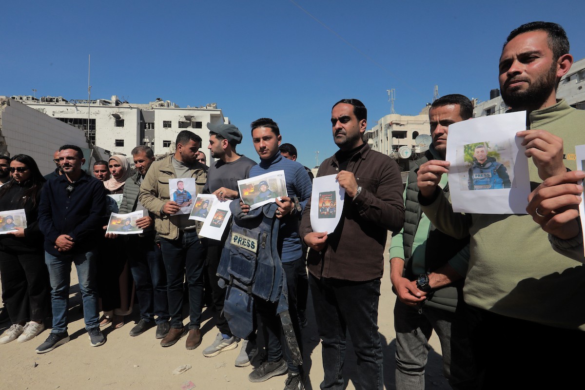 شارك صحفيون فلسطينيون في مظاهرة تنديداً باغتيال إسرائيل لمراسل قناة الجزيرة مباشر محمد وشاح، في ساحة مستشفى الشفاء بمدينة غزة، بتاريخ 9 أبريل/نيسان 2026. (صورة: بلال أسامة)