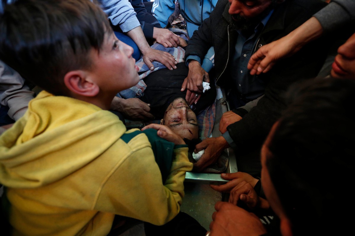 ودّع فلسطينيون عدداً من الجثث في مستشفى شهداء الأقصى بدير البلح. وقد سقط الضحايا جراء القصف الإسرائيلي وإطلاق النار من فصائل مسلحة متعاونة مع الجيش الإسرائيلي، شرق مخيم المغازي وسط قطاع غزة، في 6 أبريل/نيسان 2026. (صورة: أحمد إبراهيم)