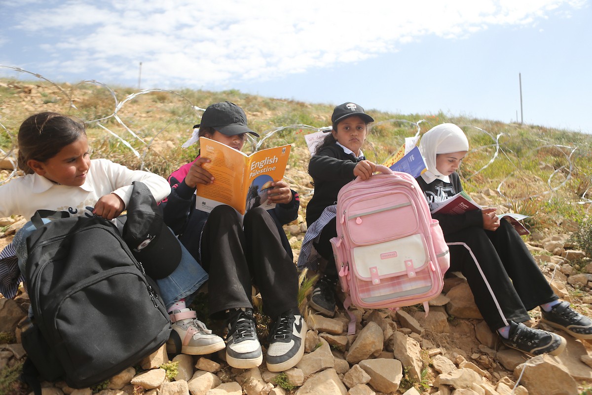 يواصل الطلاب الفلسطينيون اعتصامهم ودراستهم على جانب طريق أغلقه المستوطنون والقوات الإسرائيلية، في قرية أم الخير بمسافر يطا، قضاء الخليل جنوب الضفة الغربية. 26 أبريل/نيسان 2026،(صورة: مأمون وزواز)