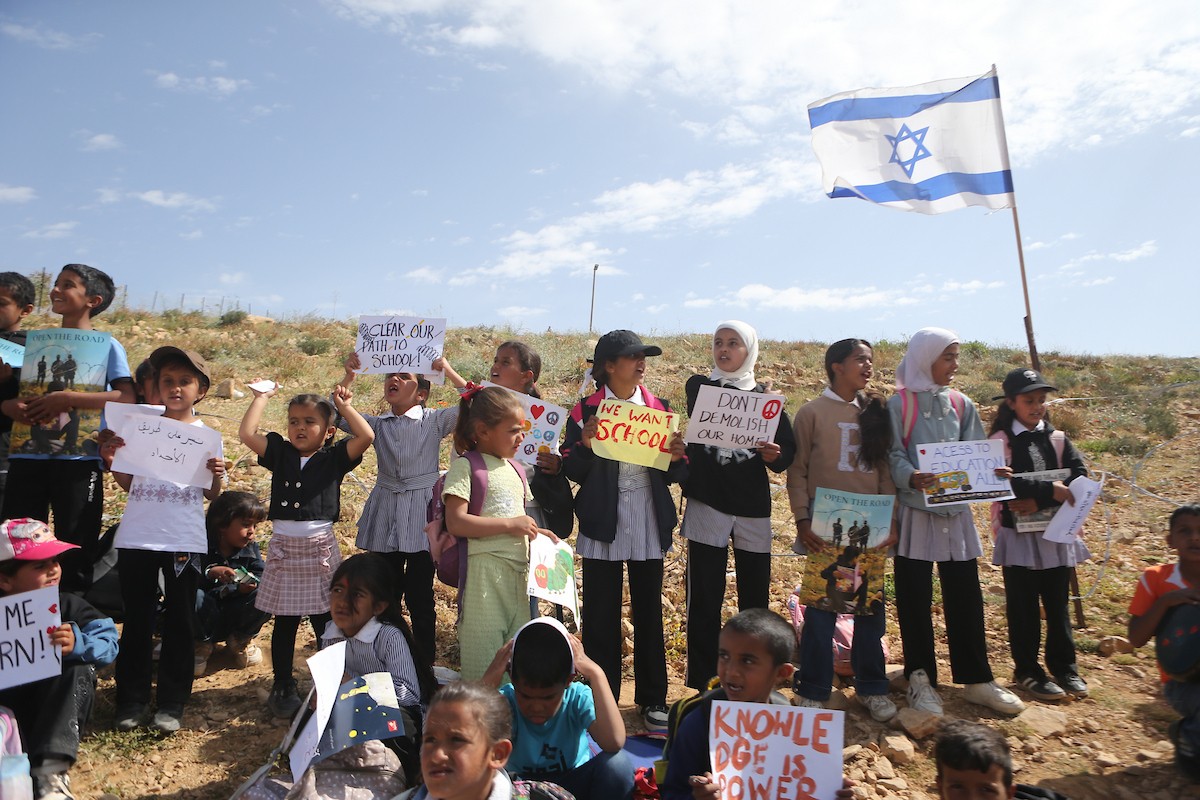 يواصل الطلاب الفلسطينيون اعتصامهم ودراستهم على جانب طريق أغلقه المستوطنون والقوات الإسرائيلية، في قرية أم الخير بمسافر يطا، قضاء الخليل جنوب الضفة الغربية. 26 أبريل/نيسان 2026،(صورة: مأمون وزواز)