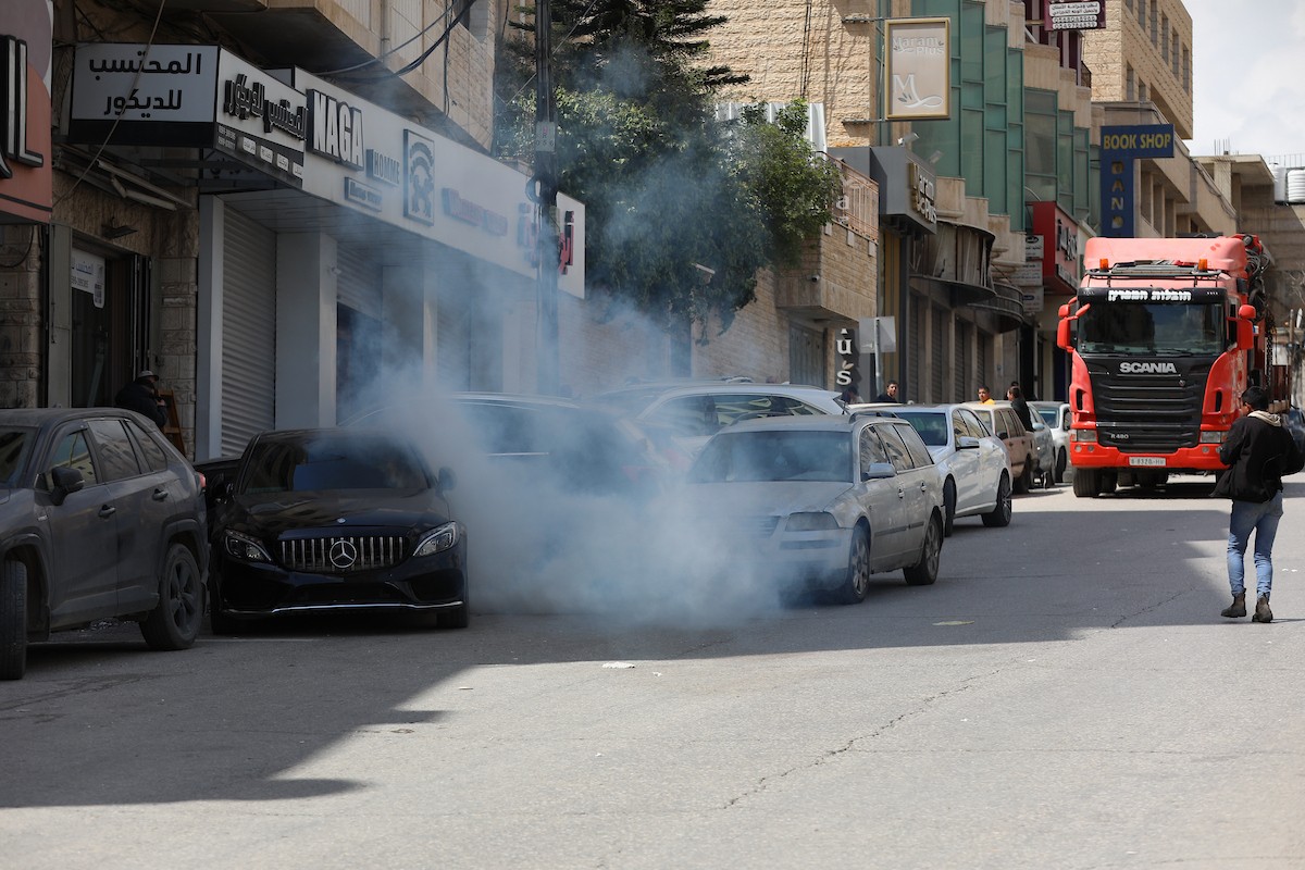 داهمت القوات الإسرائيلية مقر جمعية الشبان المسلمين في وسط مدينة الخليل، 6 أبريل/نيسان 2026. (صورة: مأمون وزواز)