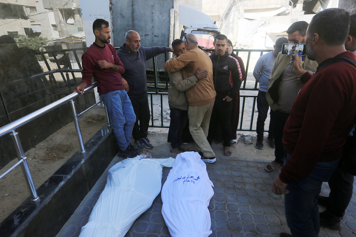 ودّع فلسطينيون جثامين 5 مواطنين بينهم 3 أطفال في مستشفى الشفاء بمدينة غزة، وكانوا قد سقطوا ليلة أمس في غارة إسرائيلية بمنطقة بيت لاهيا شمال قطاع غزة. 23 أبريل/نيسان 2026. صورة: بلال أسامة