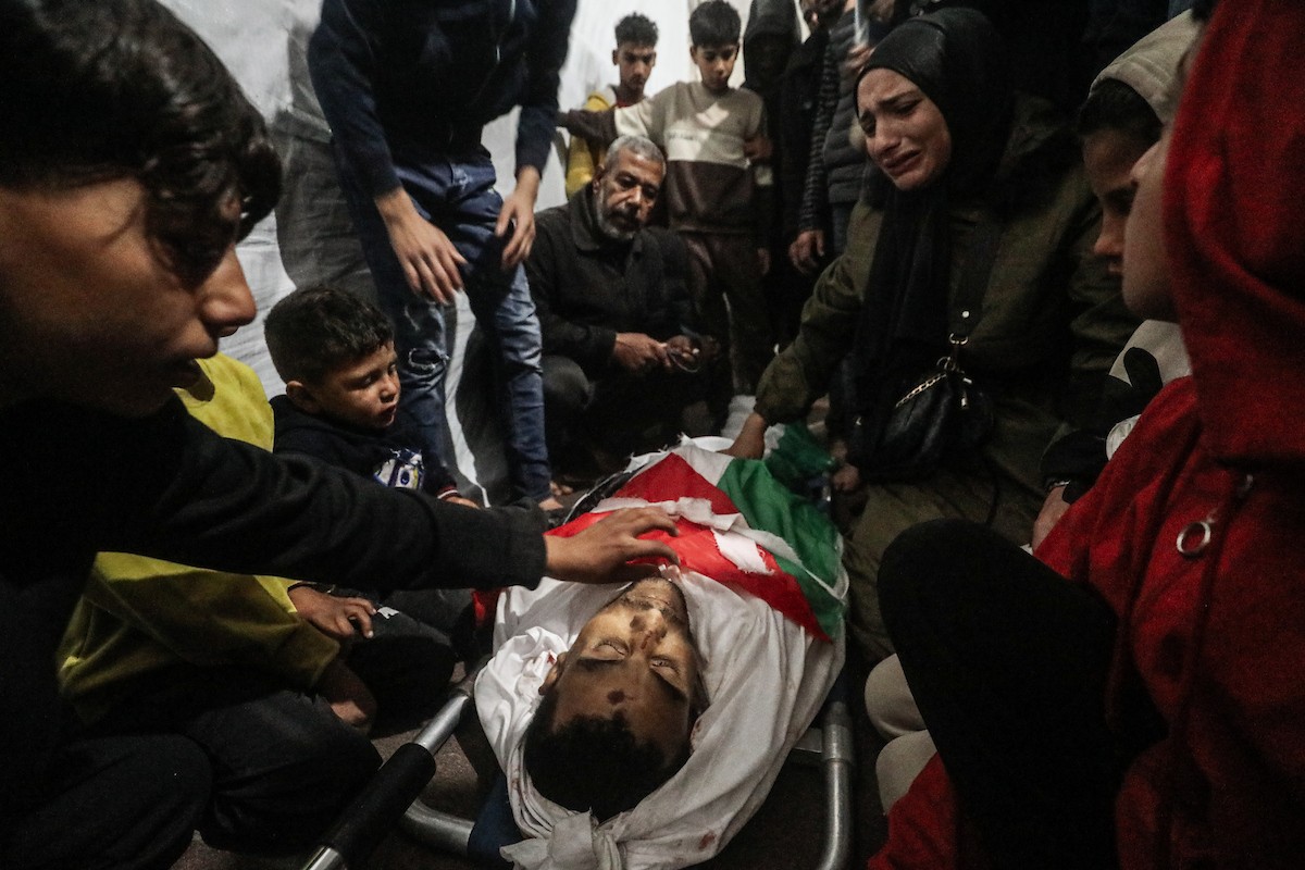 حضر أهالي غزة، في 7 أبريل/نيسان 2026، جنازة فلسطينيين استشهدوا في غارة جوية إسرائيلية استهدفت مدنيين متجمعين شرق مخيم المغازي للاجئين، في انتهاك لوقف إطلاق النار. (صورة: معز صالحي)