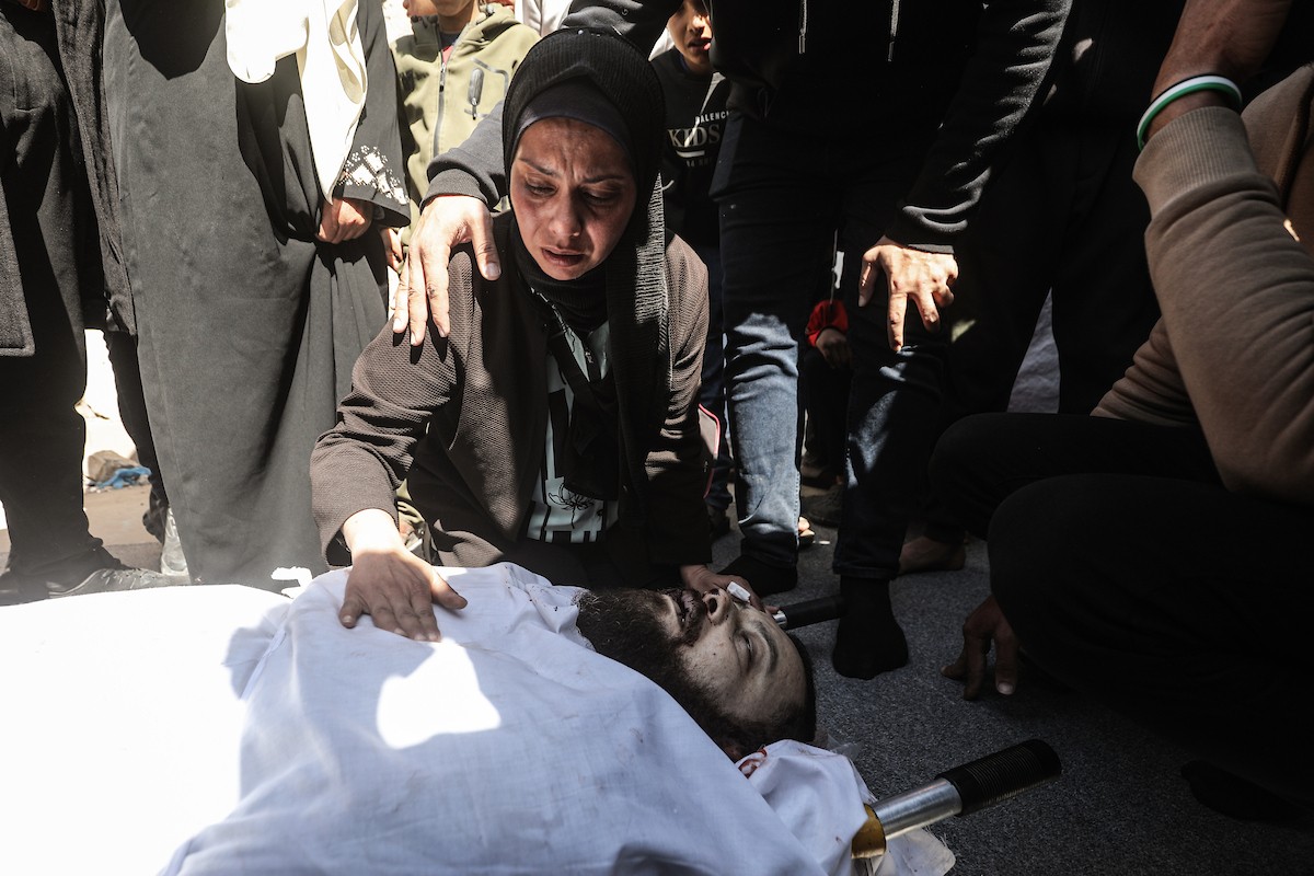 ينعى الفلسطينيون جثامين شهدائهم الفلسطينيين، الذين قُتلوا، بحسب مسعفين، في غارة جوية إسرائيلية ليلية، في مخيم البريج للاجئين الفلسطينيين، وسط قطاع غزة، في 11 أبريل/نيسان 2026. (صورة: معز صالحي)