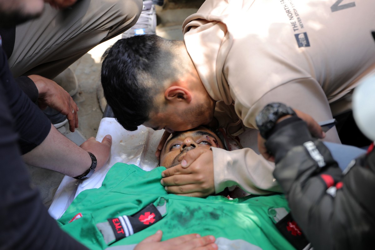 مشيعون فلسطينيون يودعون جثمان المسعف إبراهيم صقر خلال جنازته في مستشفى الشفاء بمدينة غزة في 29 أبريل/نيسان 2026. (صورة: بلال أسامة)