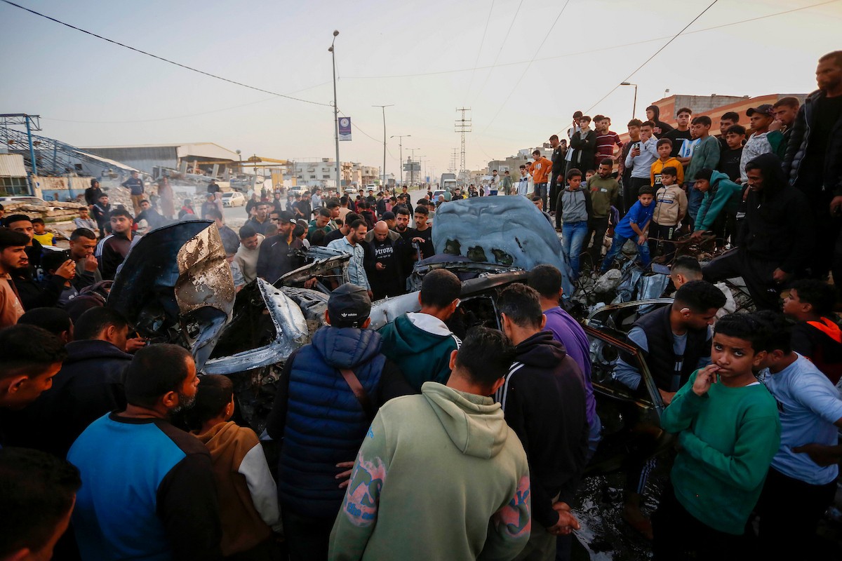 يتفقد فلسطينيون آثار غارة جوية إسرائيلية استهدفت مركبة في شارع صلاح الدين قرب مدخل مخيم المغازي للاجئين وسط قطاع غزة، في 4 أبريل/نيسان 2026.  (صورة: أحمد إبراهيم)