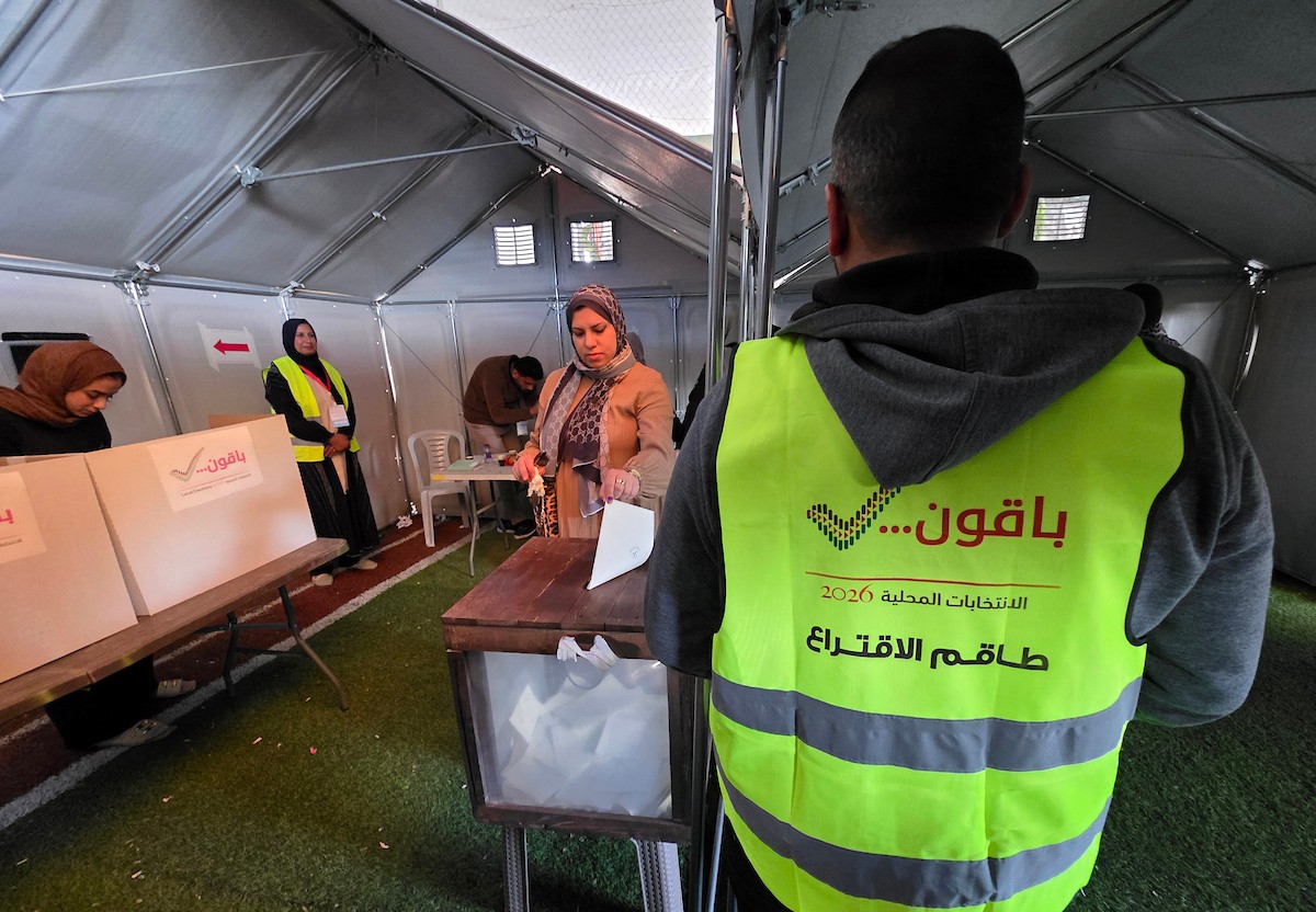 الفلسطينيون يدلون بأصواتهم في مركز اقتراع خلال الانتخابات البلدية في دير البلح، قطاع غزة، في 25 أبريل/نيسان 2026 بعد أكثر من 20 عاما، (صورة: طارق محمد)
