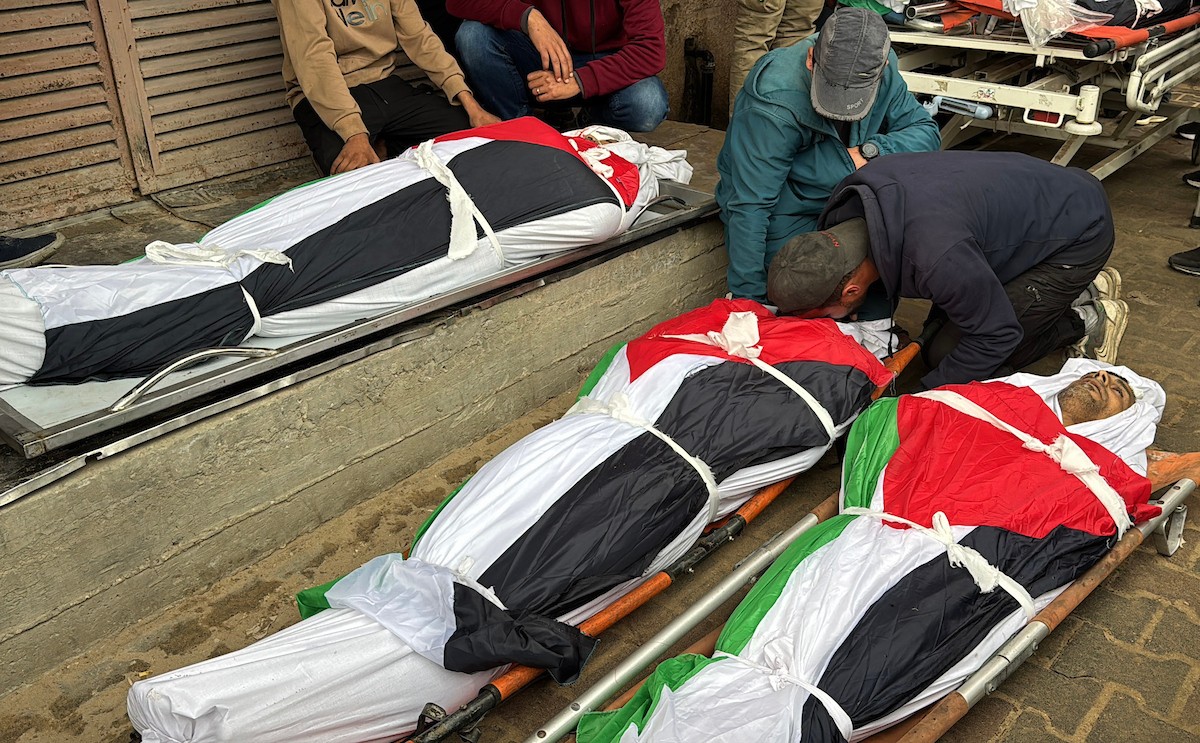 في السابع من أبريل/نيسان 2026، أقارب الضحايا يلقون نظرة أخيرة على جثامين فلسطينيين سقطوا في غارة جوية إسرائيلية شرق مخيم المغازي للاجئين، داخل مستشفى شهداء الأقصى في دير البلح بوسط قطاع غزة.  (صورة: أحمد إبراهيم)