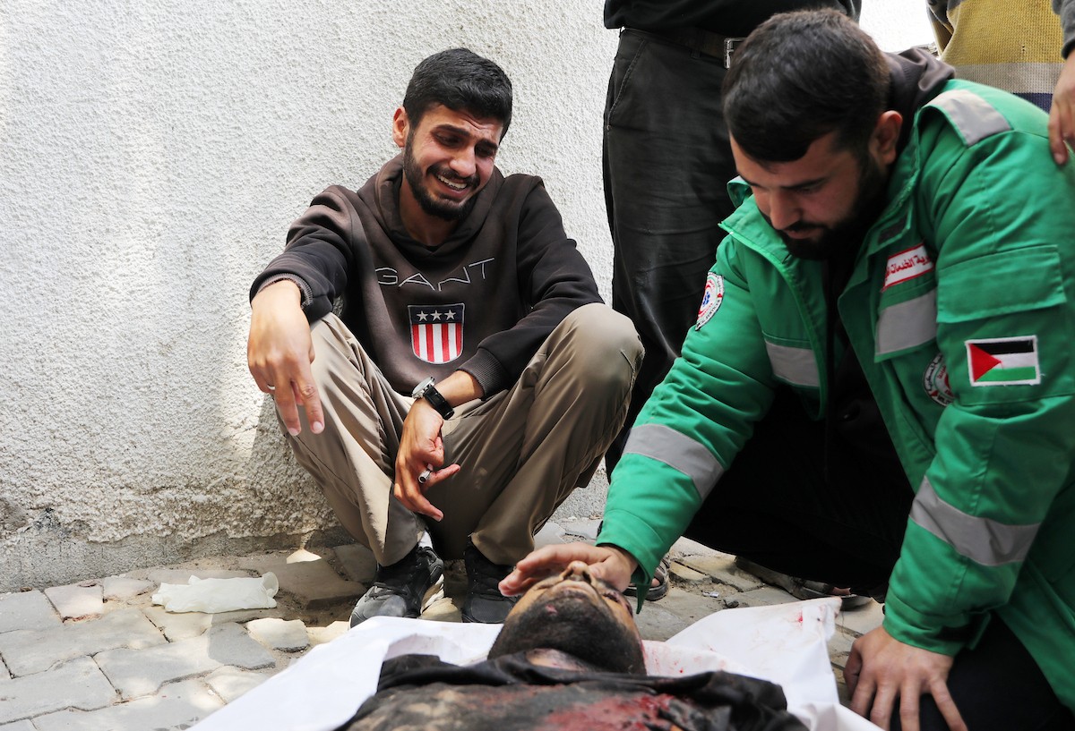 مشيعون فلسطينيون يودعون جثمان المسعف إبراهيم صقر خلال جنازته في مستشفى الشفاء بمدينة غزة في 29 أبريل/نيسان 2026. (صورة: بلال أسامة)