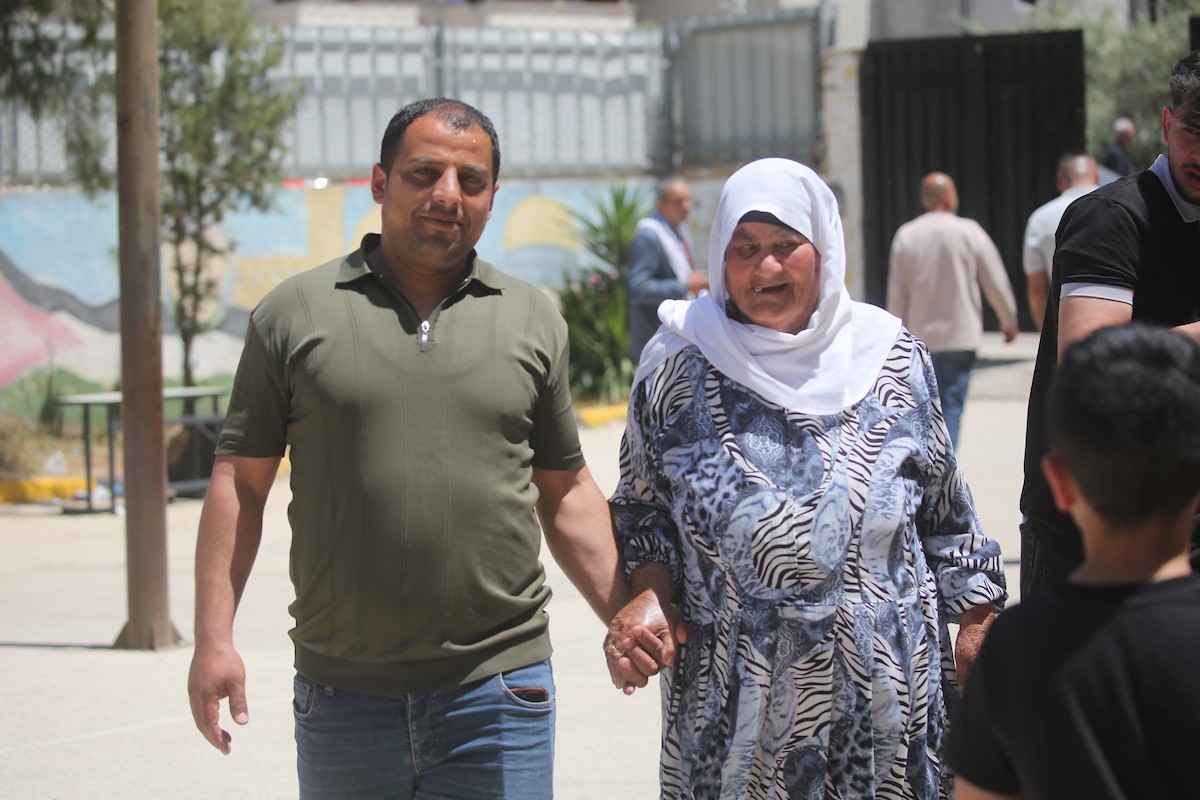الناخبون الفلسطينيون في مراكز الاقتراع خلال انتخابات المجالس البلدية في بلدة بيت فوريك، شرق نابلس في الضفة الغربية، في 25 أبريل/نيسان 2026( صورة: محمد ناصر)