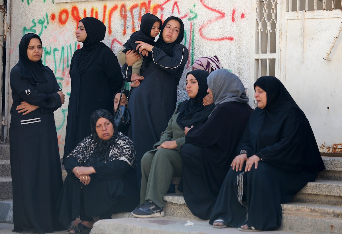 ودّع فلسطينيون جثامين 5 مواطنين بينهم 3 أطفال في مستشفى الشفاء بمدينة غزة، وكانوا قد سقطوا ليلة أمس في غارة إسرائيلية بمنطقة بيت لاهيا شمال قطاع غزة. 23 أبريل/نيسان 2026. صورة: بلال أسامة