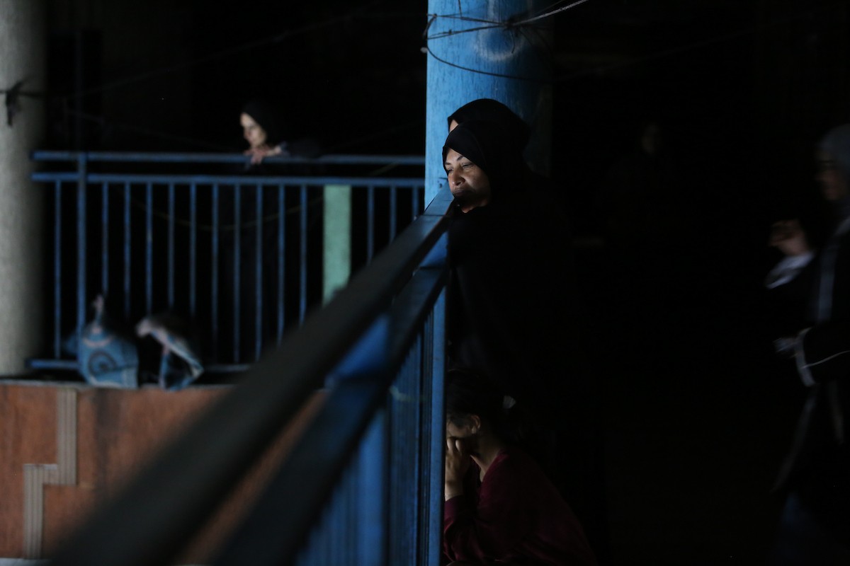 فلسطينيون نازحون يشاركون في حفل زفاف الشاب ماهر حمدية داخل مدرسة حُوّلت إلى مأوى في مخيم النصيرات، وسط قطاع غزة، 26 أبريل/نيسان 2026. (تصوير: حسن الجديدي)