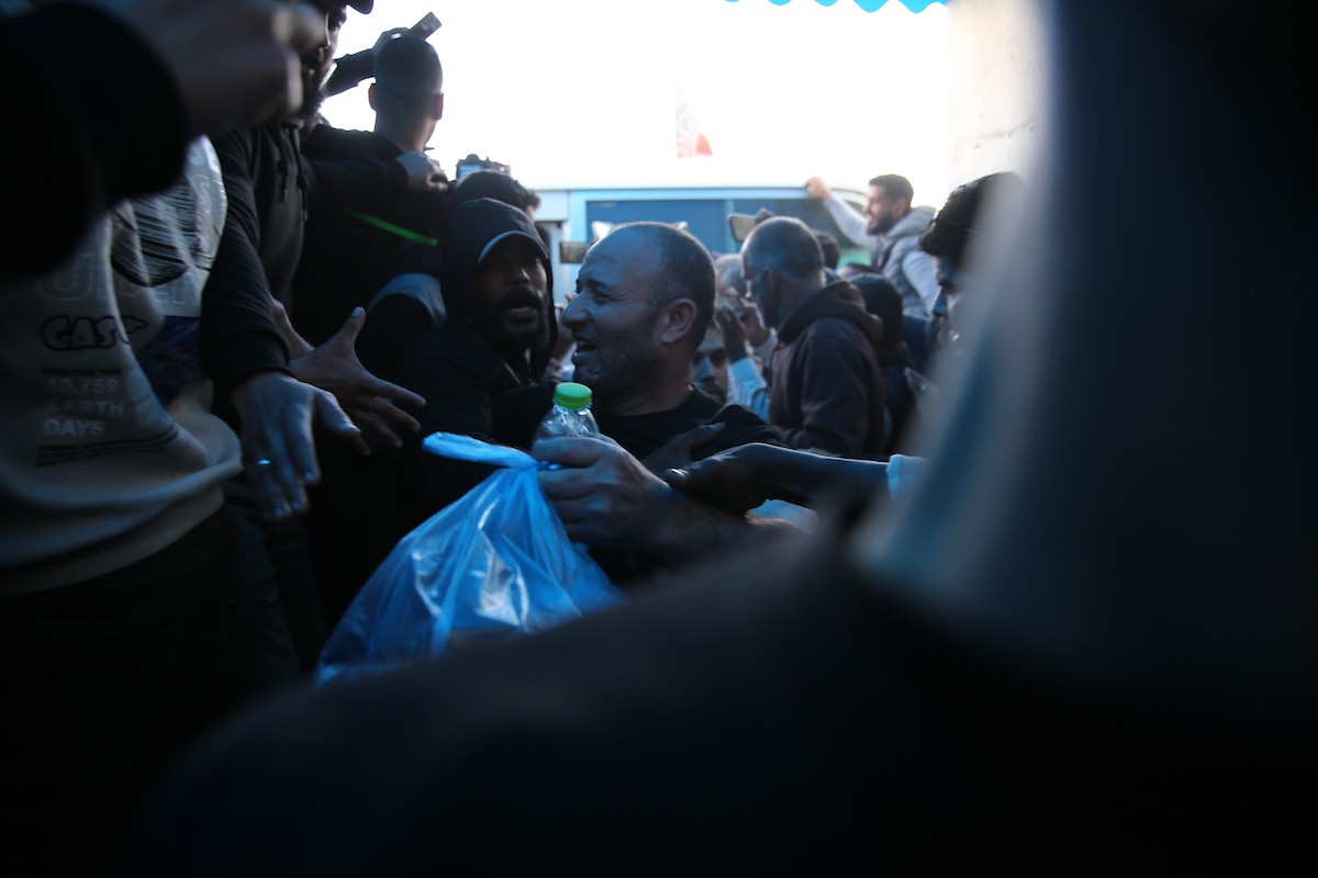 وصل أسرى فلسطينيون أفرج عنهم الجيش الإسرائيلي إلى مستشفى شهداء الأقصى في دير البلح، وسط قطاع غزة، في سيارات تابعة للجنة الدولية للصليب الأحمر، لإجراء فحوصات طبية. 26 أبريل/نيسان 2026. تصوير: هادي داود