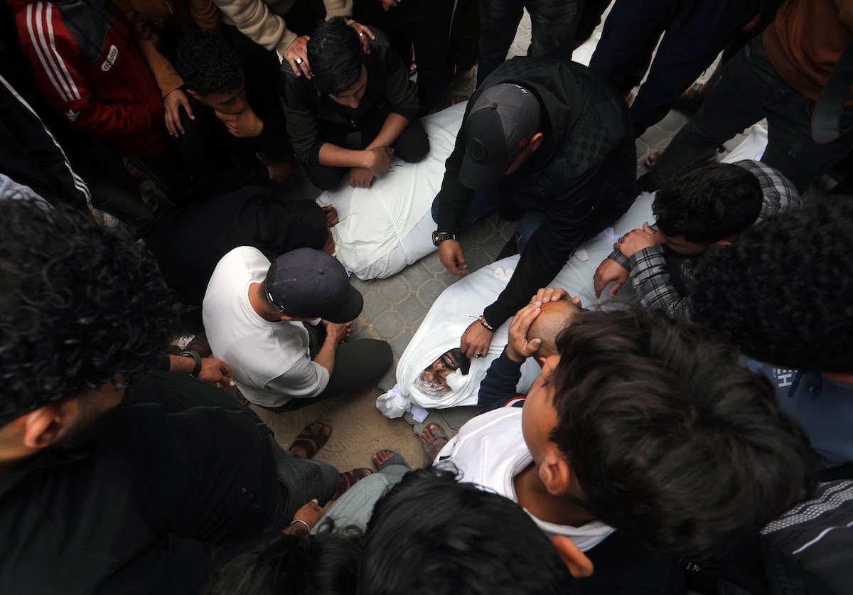 ودّع المشيّعون جثامين الفلسطينيين الذين سقطوا في غارة جوية إسرائيلية على مخيم الشاطئ للاجئين خلال جنازتهم في مدينة غزة في 15 أبريل/نيسان 2026. صورة: بلال أسامة