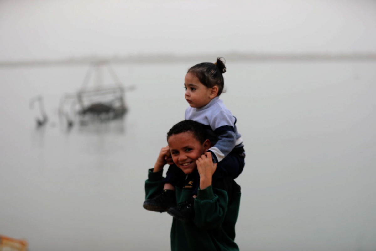 يقضي أطفال فلسطينيون أوقاتهم على شاطئ  غزة، باحثين عن ملاذ من حرارة الشمس وضغوط الحياة اليومية، في ظلّ الظروف الإنسانية المتردية التي يواجهها سكان القطاع جراء الحرب الدائرة، 17 أبريل/نيسان 2026. تصوير: بلال أسامة