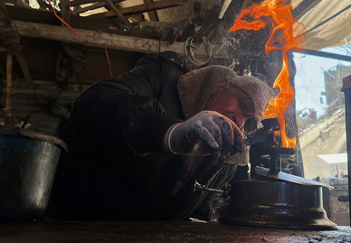 عادل عيسى، 63 عامًا، يُصلح مواقد الكيروسين القديمة في ورشته بمخيم الشاطئ، في مدينة غزة، صورة فوتوغرافية لهادي داود