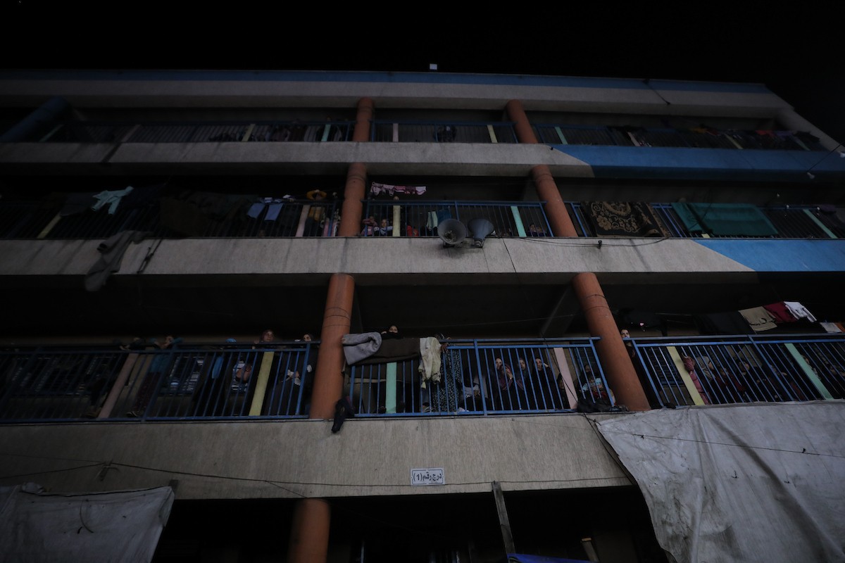 فلسطينيون نازحون يشاركون في حفل زفاف الشاب ماهر حمدية داخل مدرسة حُوّلت إلى مأوى في مخيم النصيرات، وسط قطاع غزة، 26 أبريل/نيسان 2026. (تصوير: حسن الجديدي)