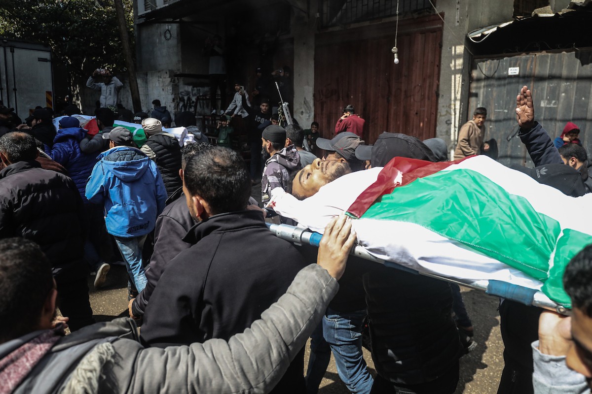 حضر أهالي غزة، في 7 أبريل/نيسان 2026، جنازة فلسطينيين استشهدوا في غارة جوية إسرائيلية استهدفت مدنيين متجمعين شرق مخيم المغازي للاجئين، في انتهاك لوقف إطلاق النار. (صورة: معز صالحي)