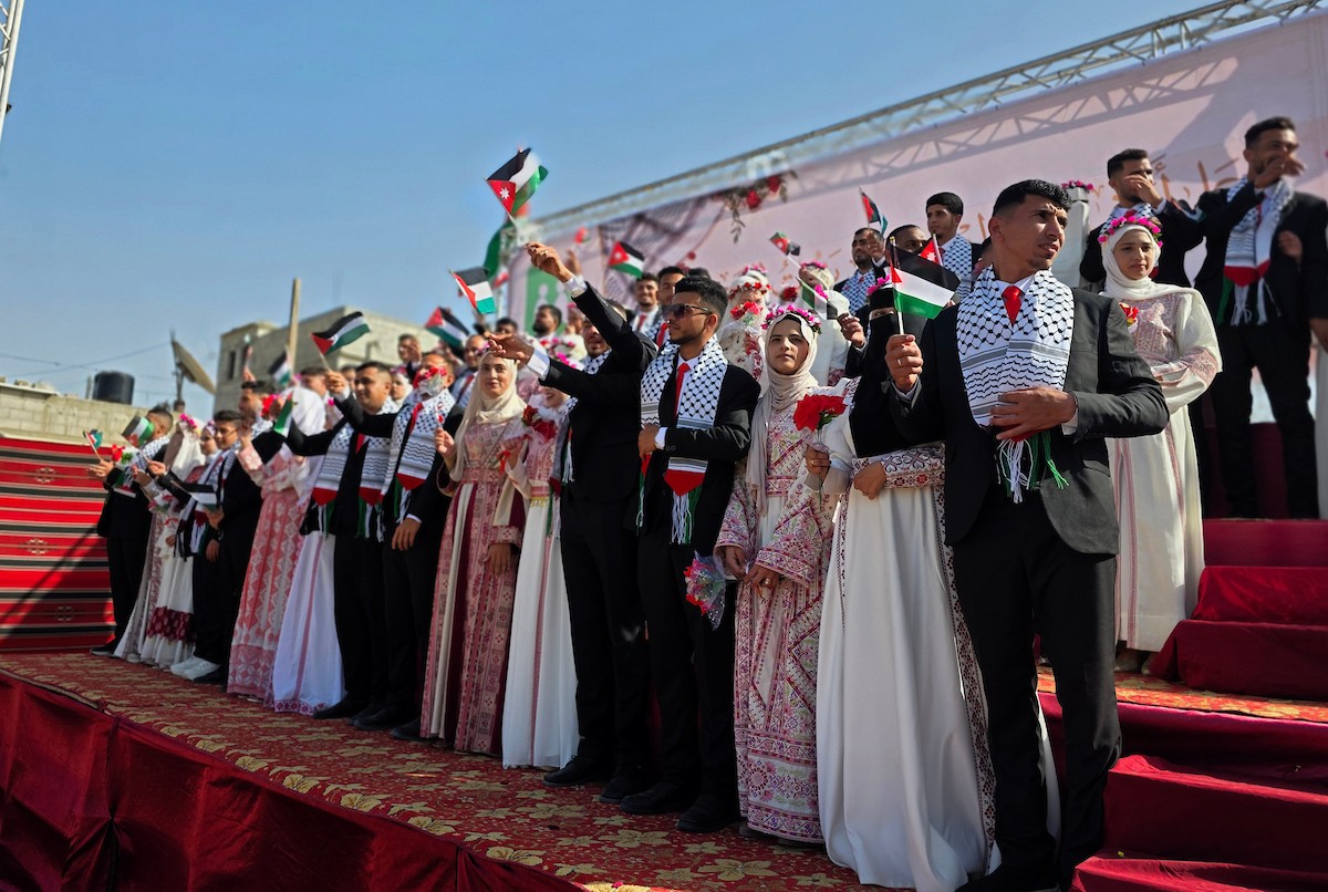 فلسطينيون يشاركون في حفل زفاف جماعي لخمسين عريساً فقدوا أفراداً من عائلاتهم خلال الحرب، ضمن مبادرة بعنوان أفراح رغم الجراح، في خان يونس، جنوب قطاع غزة. 26 أبريل/نيسان 2026، (تصوير: طارق محمد)