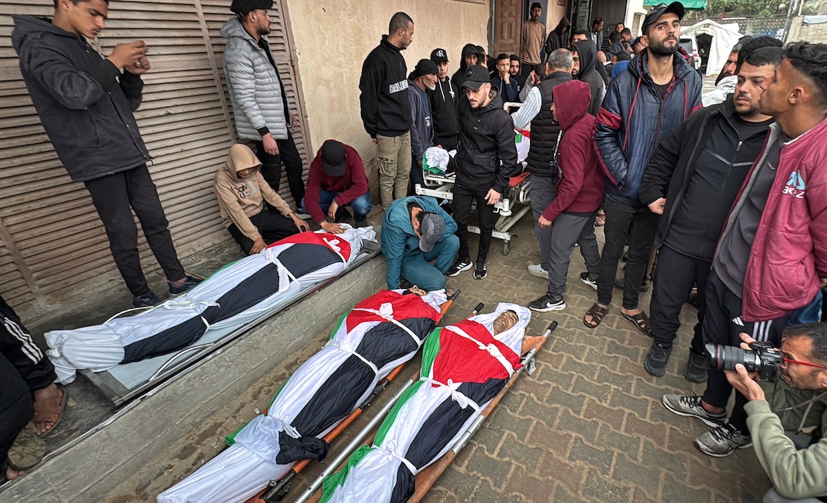 في السابع من أبريل/نيسان 2026، أقارب الضحايا يلقون نظرة أخيرة على جثامين فلسطينيين سقطوا في غارة جوية إسرائيلية شرق مخيم المغازي للاجئين، داخل مستشفى شهداء الأقصى في دير البلح بوسط قطاع غزة.  (صورة: أحمد إبراهيم)