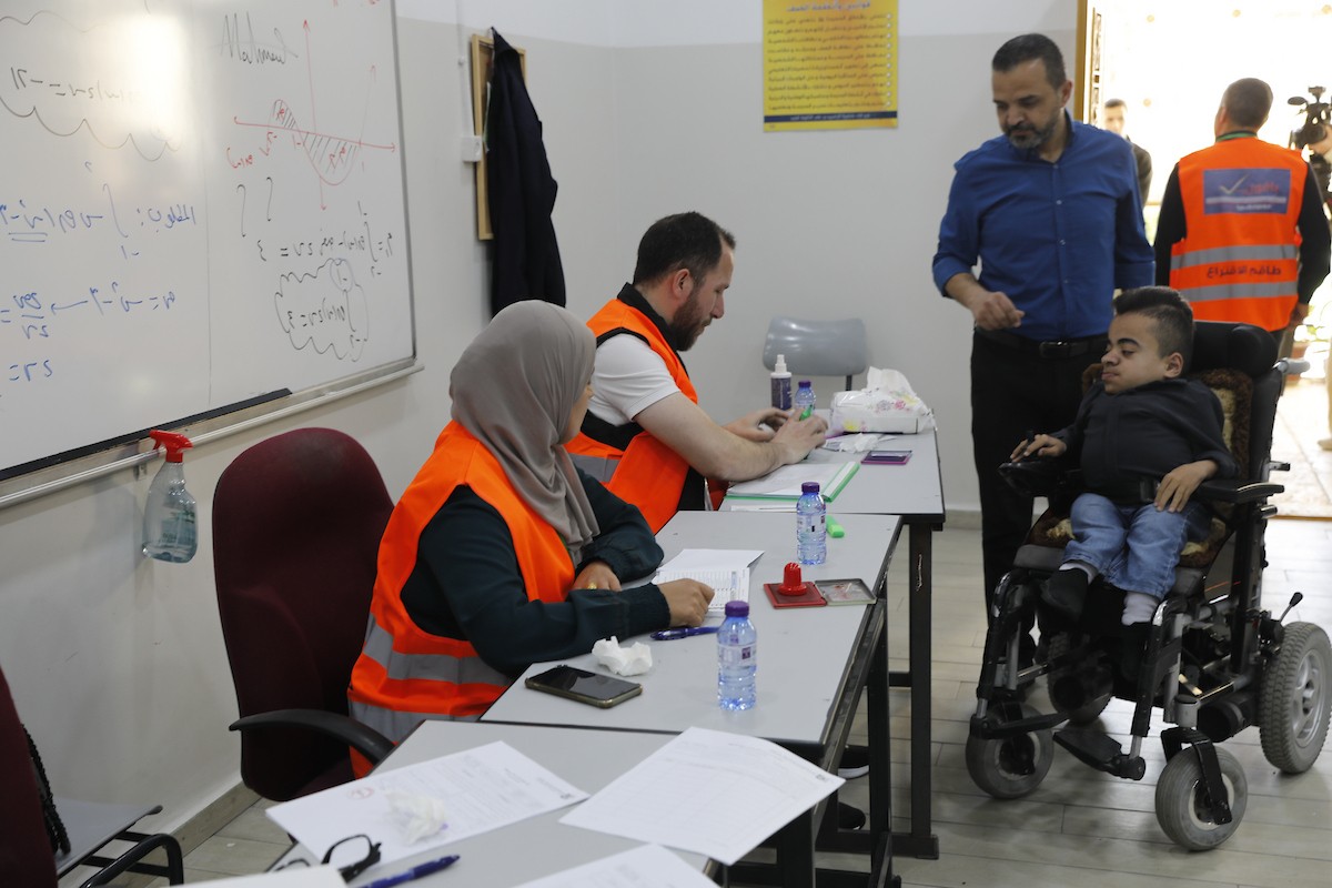 الناخبون الفلسطينيون يدلون بأصواتهم في مراكز الاقتراع خلال انتخابات المجالس البلدية في الخليل، الضفة الغربية، في 25 أبريل/نيسان 2026. (صورة: مأمون وزواز)