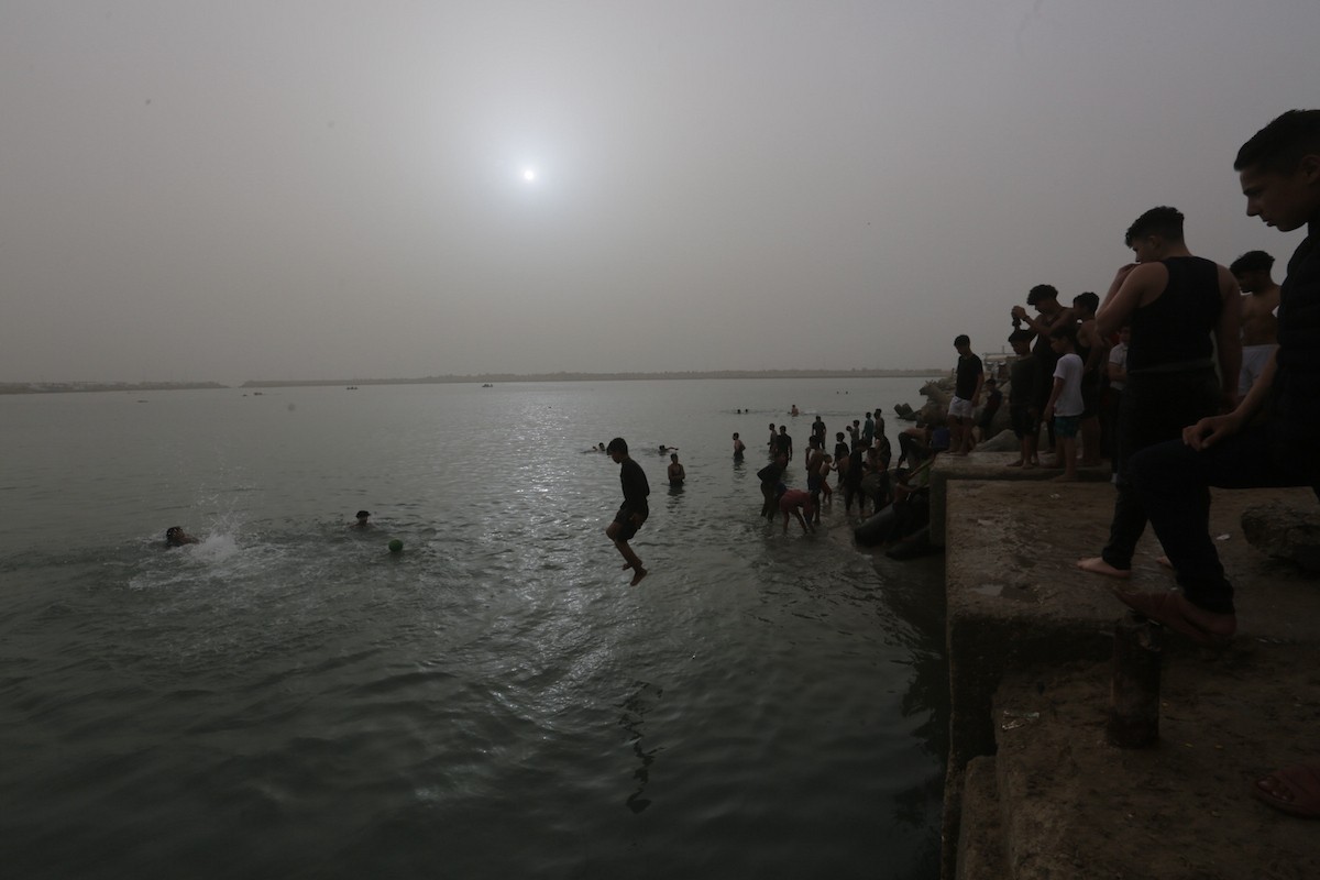 يقضي أطفال فلسطينيون أوقاتهم على شاطئ  غزة، باحثين عن ملاذ من حرارة الشمس وضغوط الحياة اليومية، في ظلّ الظروف الإنسانية المتردية التي يواجهها سكان القطاع جراء الحرب الدائرة، 17 أبريل/نيسان 2026. تصوير: بلال أسامة