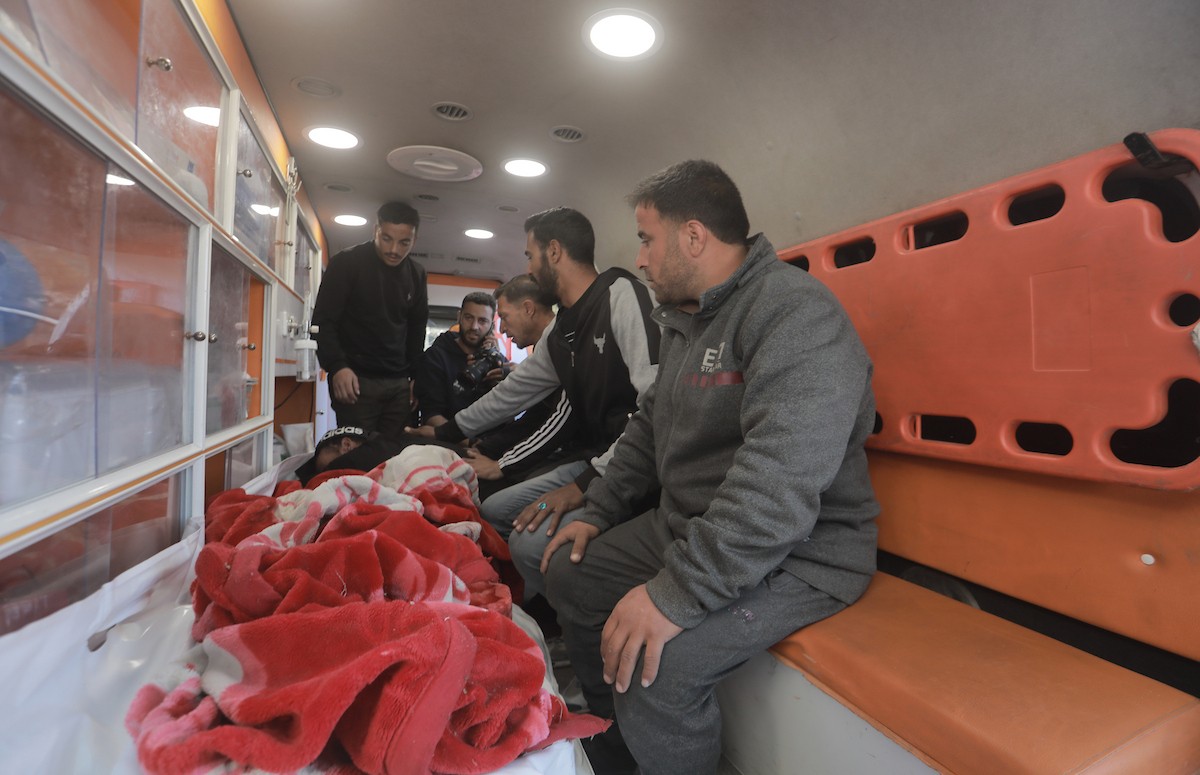 جثمان فلسطيني، قُتل بنيران دبابة إسرائيلية في منطقة بيت لاهيا شمال قطاع غزة، وفقًا لما أفاد به المسعفون، وذلك قبل تشييعه في مستشفى الشفاء بمدينة غزة في 11 أبريل/نيسان 2026.(صورة: بلال أسامة)