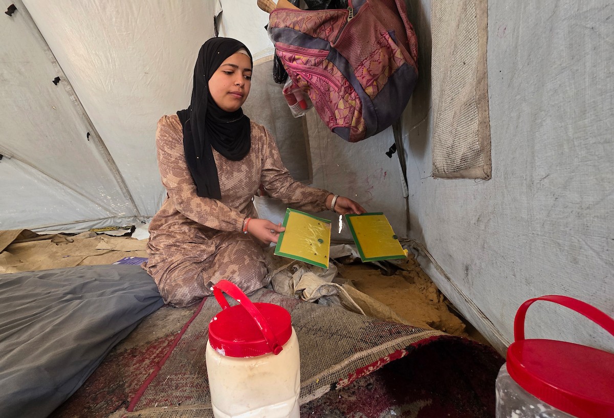 قبل أيام من موعد زفافها، فوجئت الشابة الفلسطينية أماني أبو سلمى بتلف جهازها بالكامل، بعد أن دمرت القوارض مقتنياتها داخل خيمتها في أحد مخيمات النزوح بمدينة خان يونس جنوب قطاع غزة.19 أبريل/نيسان 2026، (تصوير: طارق محمد )