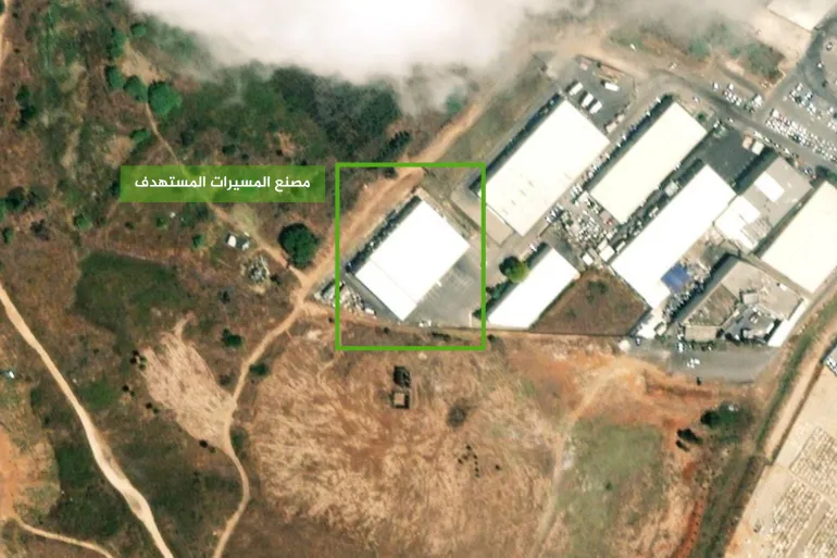 صور أقمار صناعية سابقة تظهر مصنع المسيرات المستهدف في مدينة بيتاح تكفا وسط إسرائيل (خرائط آبل).webp