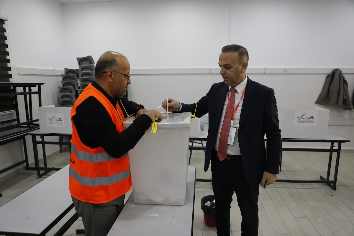 الناخبون الفلسطينيون يدلون بأصواتهم في مراكز الاقتراع خلال انتخابات المجالس البلدية في الخليل، الضفة الغربية، في 25 أبريل/نيسان 2026. (صورة: مأمون وزواز)