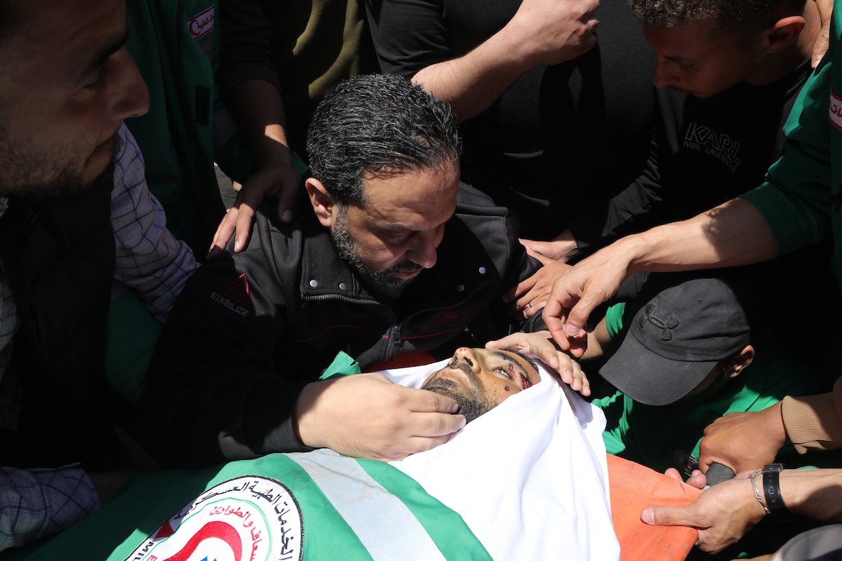 مشيعون فلسطينيون يودعون جثمان المسعف إبراهيم صقر خلال جنازته في مستشفى الشفاء بمدينة غزة في 29 أبريل/نيسان 2026. (صورة: بلال أسامة)