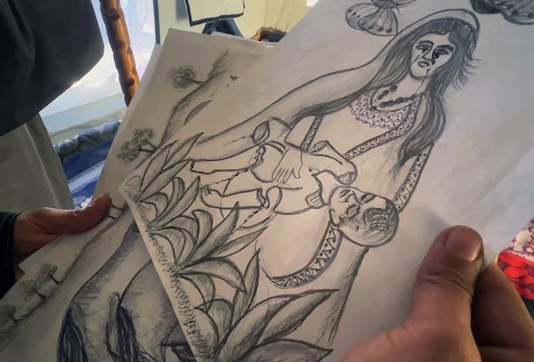 محمد زملط، رجل فلسطيني مسنّ اقتلعته الحرب من مخيم جباليا في شمال قطاع غزة، يحمل اليوم ريشته كوسيلة للبقاء، لا للفن فقط. في خيمته المتواضعة بمخيم البريج وسط القطاع، 12 أبريل/نيسان 2026، عدسة: يوسف أبو وطفة