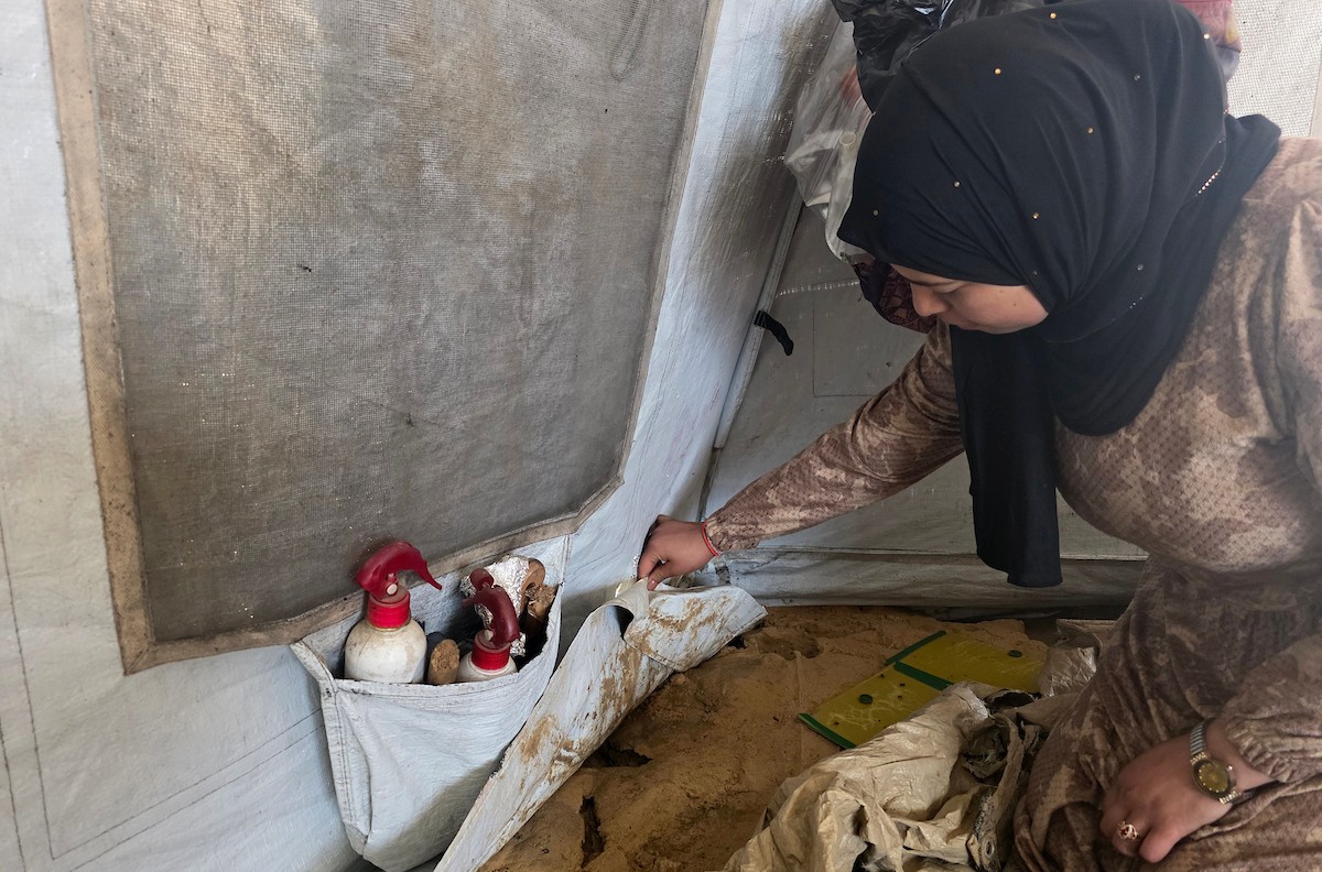 قبل أيام من موعد زفافها، فوجئت الشابة الفلسطينية أماني أبو سلمى بتلف جهازها بالكامل، بعد أن دمرت القوارض مقتنياتها داخل خيمتها في أحد مخيمات النزوح بمدينة خان يونس جنوب قطاع غزة.19 أبريل/نيسان 2026، (تصوير: طارق محمد )