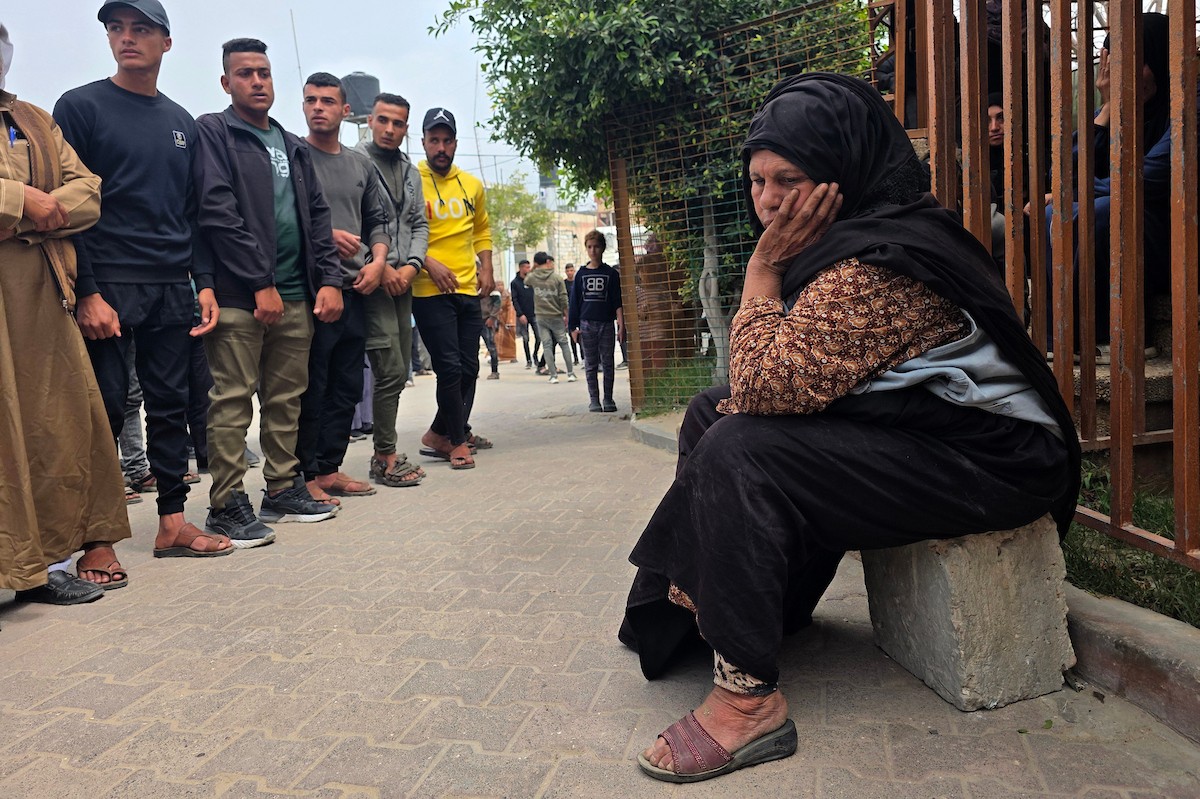 الفلسطينيون ينعون وفاة هدى العطار في مجمع ناصر الطبي، بعد استشهادها في غارة جوية إسرائيلية استهدفت خيمتها في منطقة المواصي، جنوب خان يونس، جنوب قطاع غزة. 26 أبريل/نيسان 2026. تصوير: طارق محمد