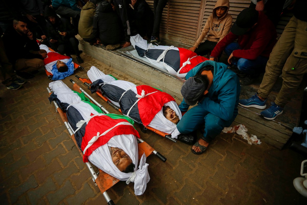 في السابع من أبريل/نيسان 2026، أقارب الضحايا يلقون نظرة أخيرة على جثامين فلسطينيين سقطوا في غارة جوية إسرائيلية شرق مخيم المغازي للاجئين، داخل مستشفى شهداء الأقصى في دير البلح بوسط قطاع غزة.  (صورة: أحمد إبراهيم)