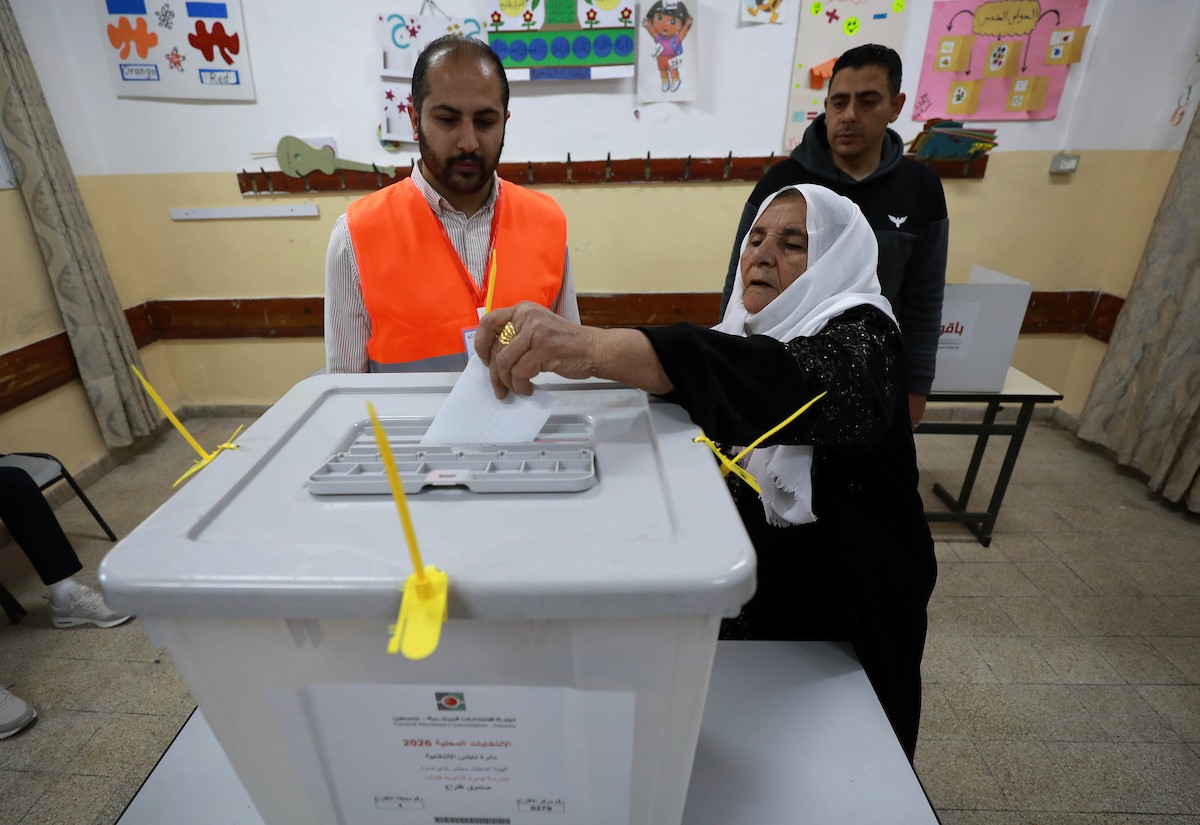 الفلسطينيون يدلون بأصواتهم خلال الانتخابات البلدية لعام 2026 في قرية السرة، غرب نابلس في الضفة الغربية، في 25 أبريل/نيسان 2026. (صورة: أيمن أمين)