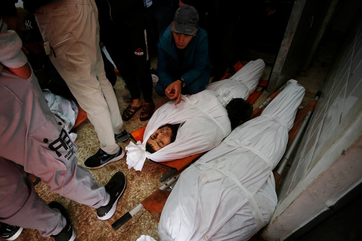 في السابع من أبريل/نيسان 2026، أقارب الضحايا يلقون نظرة أخيرة على جثامين فلسطينيين سقطوا في غارة جوية إسرائيلية شرق مخيم المغازي للاجئين، داخل مستشفى شهداء الأقصى في دير البلح بوسط قطاع غزة.  (صورة: أحمد إبراهيم)