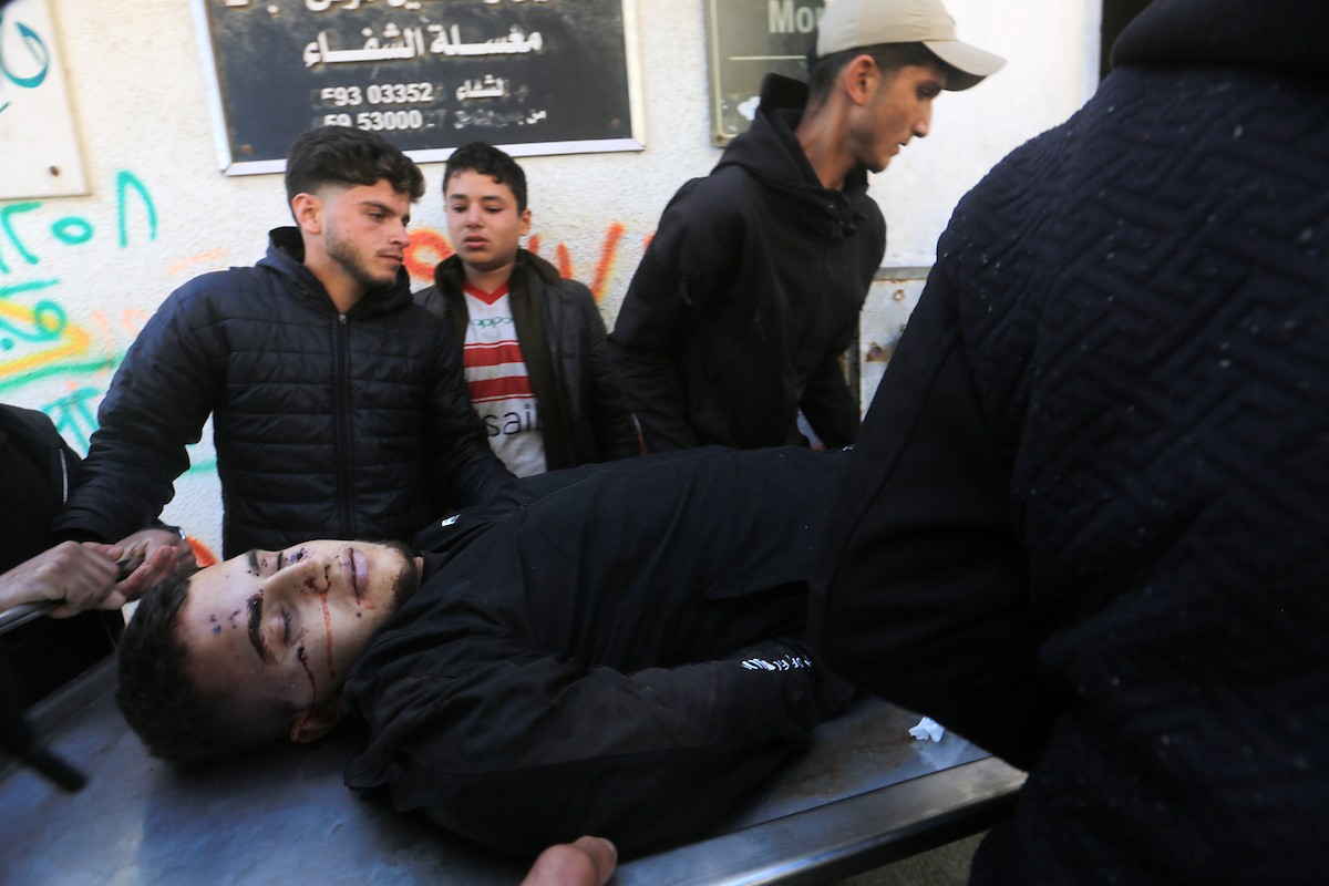 ودّع فلسطينيون جثامين 5 مواطنين بينهم 3 أطفال في مستشفى الشفاء بمدينة غزة، وكانوا قد سقطوا ليلة أمس في غارة إسرائيلية بمنطقة بيت لاهيا شمال قطاع غزة. 23 أبريل/نيسان 2026. صورة: بلال أسامة